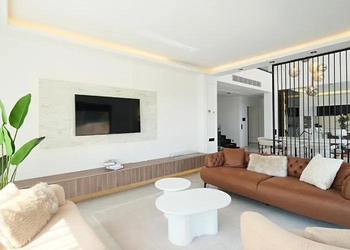 Luxury With A Private Pool וילה אלאניה