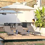 빌라 Luxury With A Private Pool